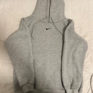 Nike hoodie  - Grå Nike-hoodie mjukt material storlek Medium tillverkad i Vietnam idealisk för träning och vardagsbruk minimalistisk design med liten logotyp på framsidan