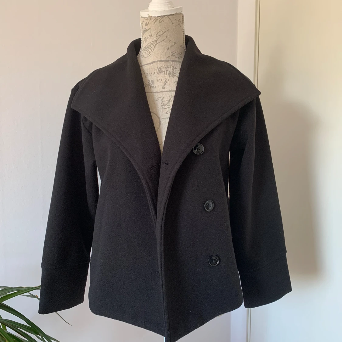 Gina tricot kort svart kappa