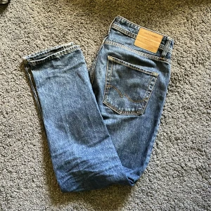 Jeans J&J - Feta Jack&Jones jeans som är sparsamt använda och säljs pga garderobrensning. I modellen Loose/Chris men sitter mer mot slim Kan sälja både de här och mina replayjeans i paket pris vid intresse 