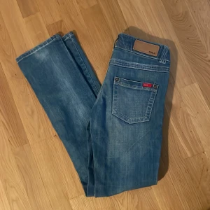 Vintage low waist jeans - Lågmidjade Jeans från only som ej säljs längre. Storlek W32xL32