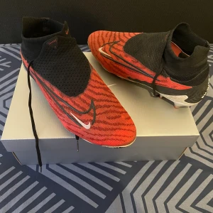 Nike phantom GX - Jag säljer nu dessa Nike phantom elite för att de har börjat bli små på mig. Dom är i bra och gott skick. Dom är storlek 42,5. Medföljer kartong. Pris kan diskuteras 