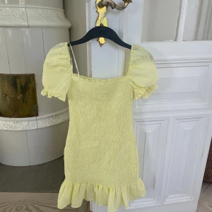 💛SOMMARKLÄNNING💛 - Sommarklänning perfekt nu till midsommar eller bara vardagen ☀️ Endast använd en gång och säljer pga att jag måste rensa i garderoben haha ❤️Skriv för fler bilder eller frågor - kan även mötas upp i Stockholm 💕