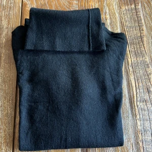 Merino ull finstickad polotröja - Svart stickad tröja i merinoull