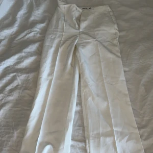 Vita kostymbyxor  - Säljer ett par vanliga vita kostymbyxor i storlek 36