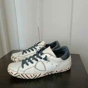 Philippe Model - Säljer dessa unika Philippe model skorna. Nypris 3600 kr. Säljer dem för att de mest har stått, skick 9/10, inga defekter. Perfekta för dig som vill följa med i trenderna men ändå inte helt! Väldigt sällsynta, finns väldigt få av dem på marknaden!