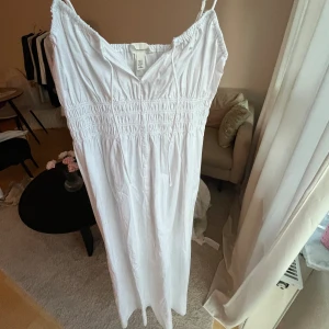 Sommarklänning - Vit klänning från h&m, oanvänd med lapp kvar 🌸 130 kr 🍓