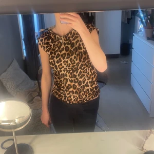 leopard topp - populär leopard topp, helt oanvänd lappen är kvar, kan sänka pris vid snabb affär🥰