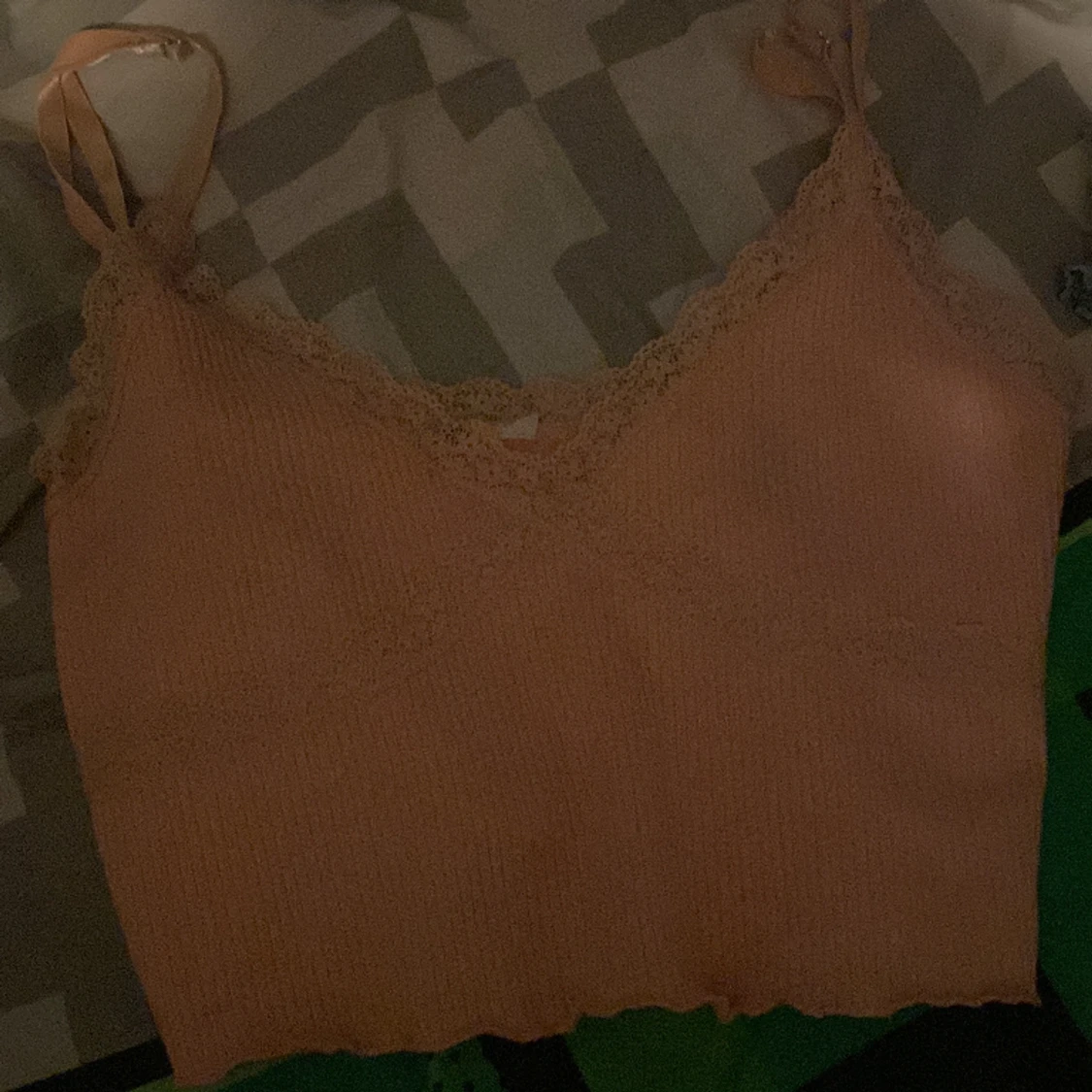 Kort linne med spets