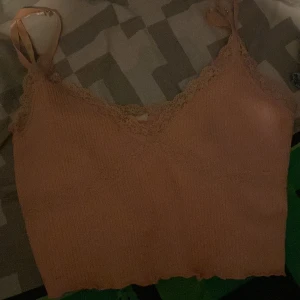 Kort linne med spets - Säljer mitt linne för kommer aldrig till användning. Det funkar att ha både som pyjamas men också som ett vanligt plagg🥰