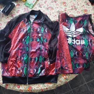 ADIDAS SET/ JACKA+ LINNE - ADIDAS SET: OLIKA STORLEKAR ! JACKAN; 38/40 med svarta tunna nät armar och LINNET storlek; 32/34 xxs,xs 