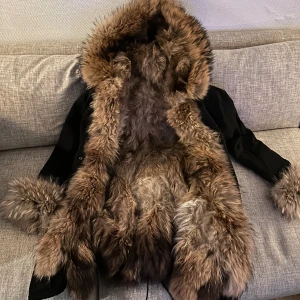 Pälsjacka - Pälsjacka använd ett fåtal gånger så den är i väldigt bra skick. Storlek large men mer som en medium.