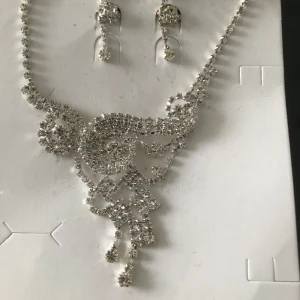 Ett Vackert Glittrande / Gnistrande Strass Halsband set  - Halsbandet, Justerbar mellan 42-50cm Strass mått ca 2.5mm