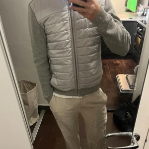 Jimmy sanders kofta/jacka. - Köpt i somras men lite liten för mig. Bra skick då den aldrig blivit använd. Nypris va runt 1200-1500. Inte säker.storlek är L men känns mer som M.