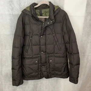 Massimodutti vårjacka - Riktigt skön dutti vår jacka i storlek M. Väldigt fint skick utöver att en knapp saknas. Se bild 3. Modellen är 184.