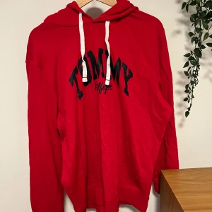 Röd Tommy Hilfiger Hoodie - Jätte snygg och grisch Tommt Hilfiger Hoodie😯🙏 Strlk L/ 180 Inga defekter. Baksidan av hoodien är plan och framsidan står det Tommy Hilfiger på🙏