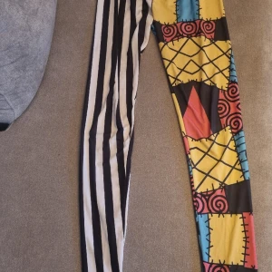 EMP The Nightmare Before Christmas Jack and Sally Leggings/Thights Multicolor - Säljer dessa snygga Jack & Sally Leggings/Thights i 93% Polyester & 7% Elastan. Säljer då dem inte kommer till användning. Endast använda 1gång så gott som nya. Storlek M, köpt på EMP för 417kr (org pris), mitt pris 300kr. Köparen står för frakten. 🌸