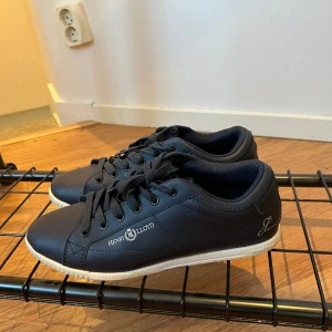 Henri Lloyd skor strl 40-41 - Henri Lloyd skor som är endast använda vid ett tillfälle ! Nypris 800kr ! Hör av dig vid intresse ! 