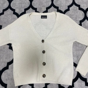 cardigan  - cardigan från pieces för 100kr. 