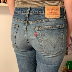 Lågmidjade bootcut Levis jeans - Jätte snygga Levis jeans i bra skick. Lite slitna längst ner, se bild 3. Storleken är W33, men det sitter mer som W30. Säljer då de inte kommer till användning längre.  Kontakta vid frågor eller om du vill ha flera bilder <3