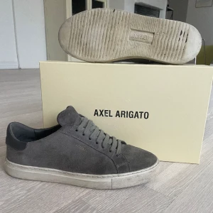 Axel arigato skor - Axel arigato skor som e lite smutsiga men annars i väldigt bra skick. Box och dustbag finns. Priset går att diskutera.