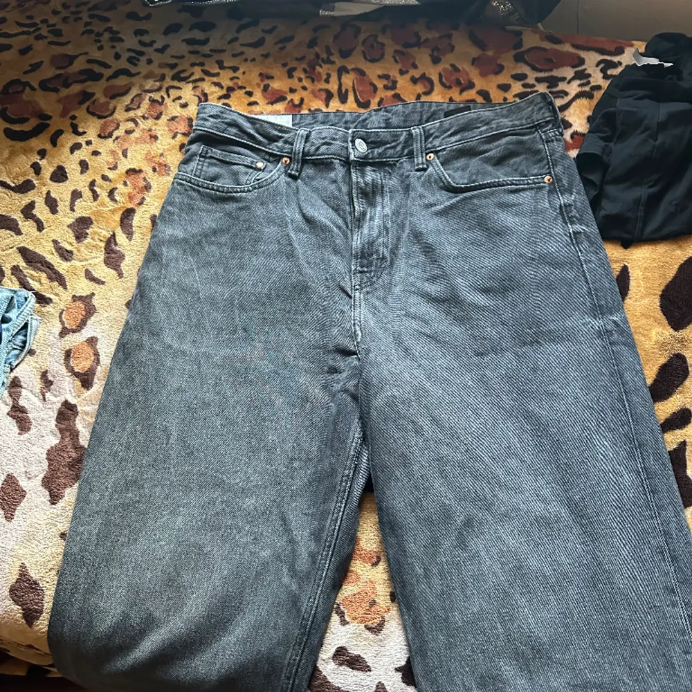 Säljer dessa jeans pga att de är för små och väldigt tajta då jag har stora lår. Under så är det lite trasigt så att de nästan spricker. Men skriv vid bättre pris med tanke på att de går att sy de.. Jeans & Byxor.
