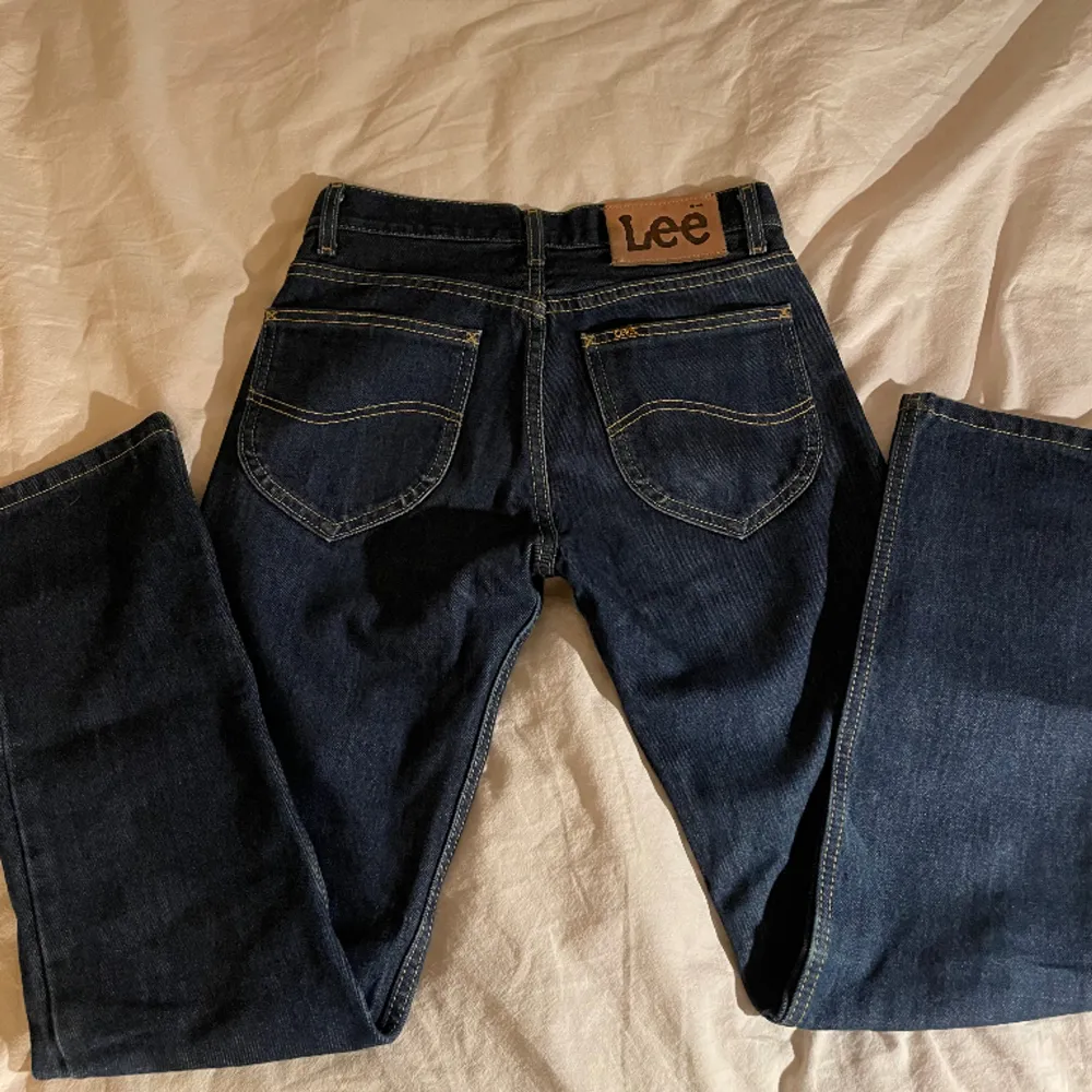 Lee jeans som är midwaist, nästan helt oanvända men de har tyvärr blivit för små💖. Jeans & Byxor.