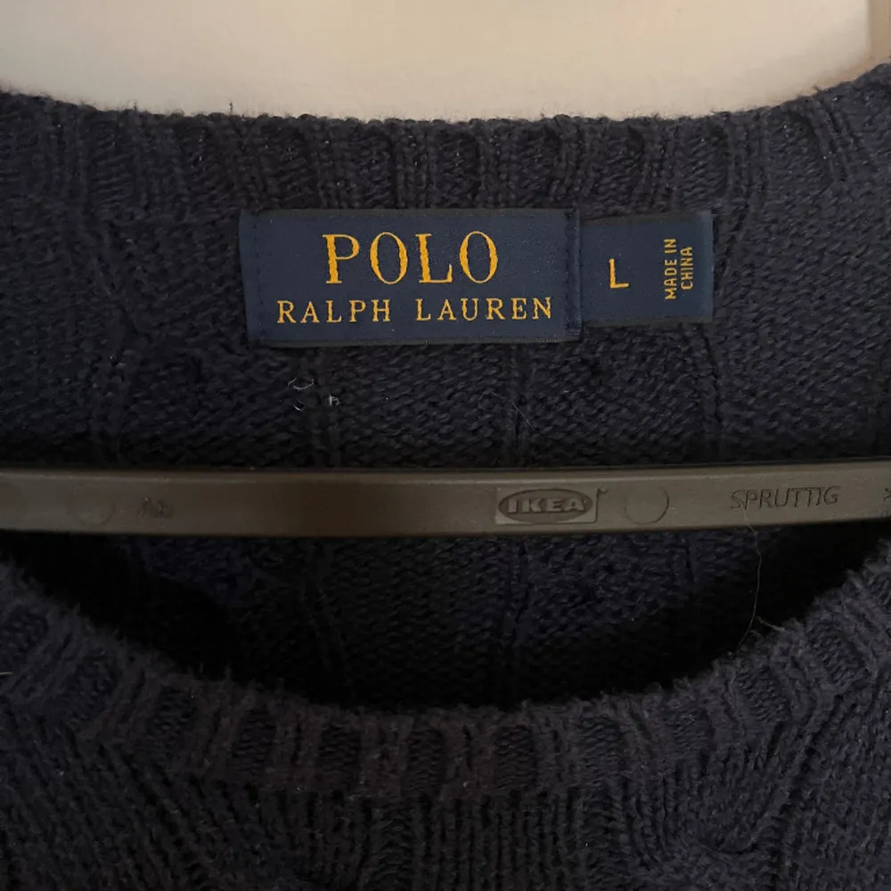 Polo Ralph Lauren tröja i bra skick till salu. Storlek L, nypris ca 2000kr.. Hoodies.