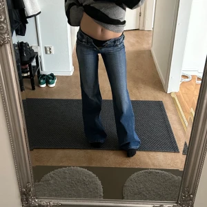 lowwaist y2k jeans  - sjukt unika jeans. Väldigt lågmidjade jeans, tyvärr för små för mig. Innerbenslängd 84, midjemått 36x2, midjan är 20 cm kort så väldigt låga vilket trender just nu!🩷hör av er vid frågor! Jag är 165 och dom är för långa!