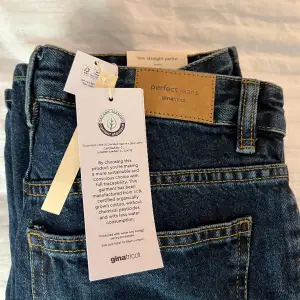 Mörkblå jeans från Gina Tricot i modellen low straight petite jeans. Aldrig använda bara testade, har lappen kvar. Strl 32. Pris kan diskuteras