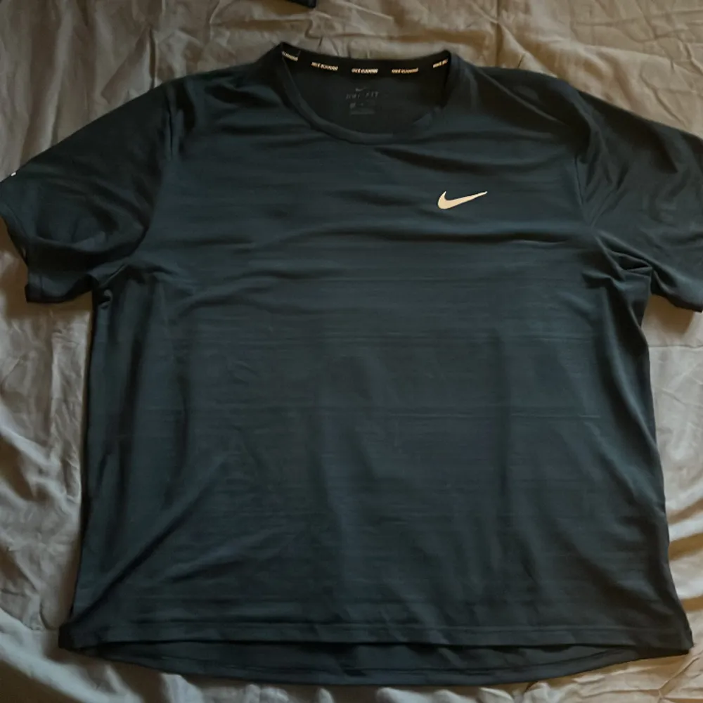 Springtröja från Nike aldrig använd, bra skick. T-shirts.