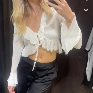 Vit topp zara - Säljer denna söta toppen från zara i storlek xs, endast använd en gång och i väldigt bra skick, i princip som ny!💗