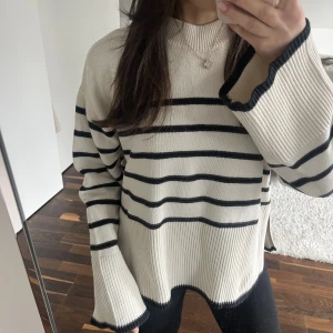 Randig stickad tröja, Gina Tricot  - Väldigt skön stickad tröja, i bra skick 