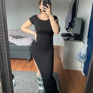 Långklänning med slits - Jättefin långklänning med slits på ena sidan. Väldigt skönt material! Från ett danskt märke som heter sparkz.