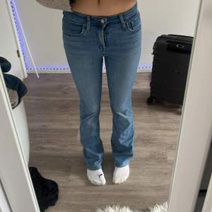  blåa bootcut jeans💕lite använda men är i skick 10/10 som nya💘nypris 900 kr💓