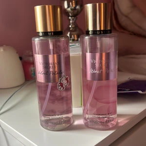 Victoria secret - Säljer dessa 2.Den vänstra e mer använd än den andra.Säljer dem båda för 205 kr tillsammans om man vill köpa båda.Den åt vänster e även den gamla versionen.Luktar sött och fruktigt 🎀