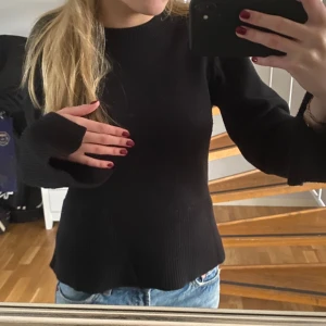 Stickad tröja  - Stickad tröja med slits vid arm samt midja! Från bikbok i en finstickad form! 