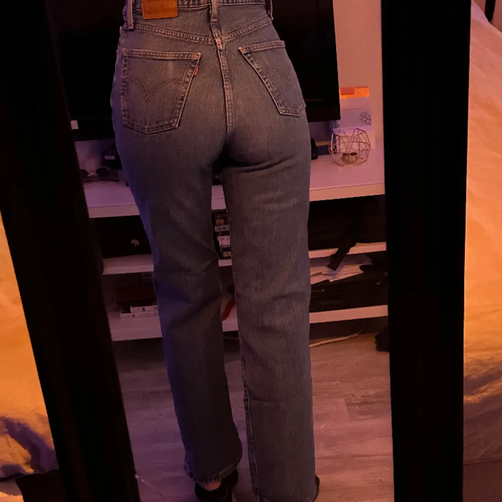 Mycket fina Levi’s Jeans som är lite korta för mig då jag är 1,77cm, är inte helt säker på längden men tror dom är i längden 30  Storlek 26  Originalpris 1150kr. Jeans & Byxor.