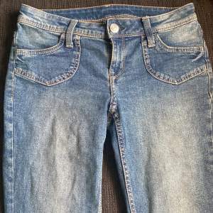 Jätte snygga lågmidjade bootcut jeans från hm. Inte min stil därför säljer jag. Dem går inte att köpa längre på hemsidan.