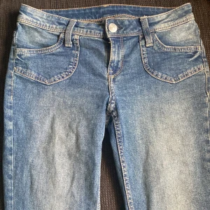 Lågmidjade bootcut jeans - Jätte snygga lågmidjade bootcut jeans från hm. Inte min stil därför säljer jag. Dem går inte att köpa längre på hemsidan.
