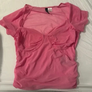 Rosa mesh topp - En rosa mesh topp ifrån H&M, använd 1 gång i somras. 