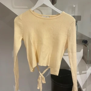 Långärmad topp - Långärmad gul topp från NA-KD men knyte i ryggen💛