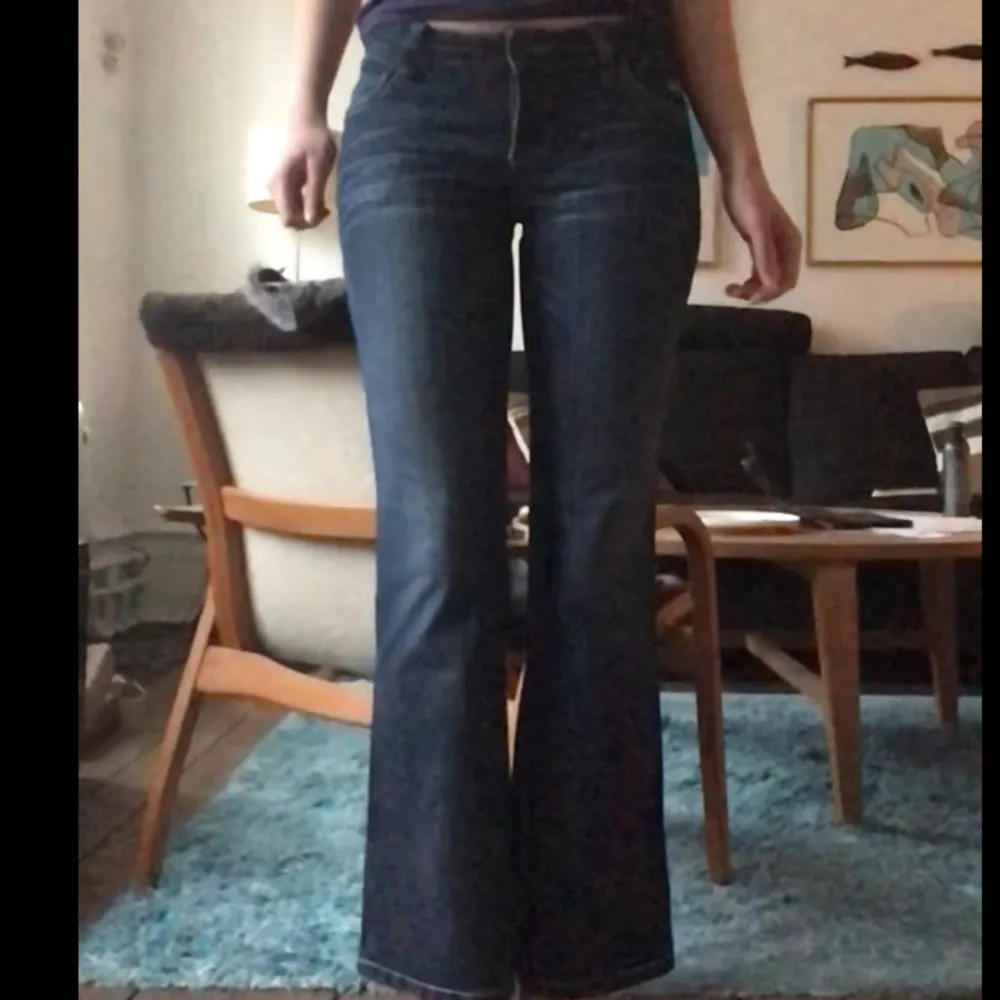Så snygga jeans i bra skick men som tyvärr är för korta för mig. Passar antagligen nån 165 och kortare. Står ingen storlek men midja: ca 68-69cm, innerbenslängd: 76cm :). Jeans & Byxor.