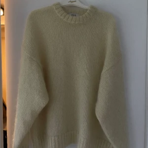 Stickad tröja  - Säljer denna mysiga stickade tröja ifrån COS, använd 2/3 gånger🤩 Nypris:1200kr