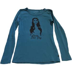 Turkos långärmad T-shirt med handtryckt Lana Del Rey tryck på! 100% bomull, Strl L men passar mindre också..(Trycket håller i tvätten)