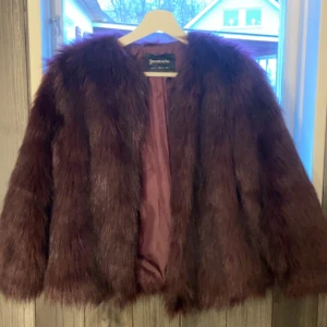 Vinröd pälsjacka   - Säljer min pälsjacka pågrund av att den tyvärr inte kommer till användning längre, har inte används mycket alls🙌🏻 