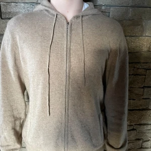 Soft Goat zip hoodie - Mycket fin soft gotat zip hoodie i nästan orört skick säljs nu för bra pris. Storleken är M men passar S/M skulle jag säga! Modellen är 180 och väger 66 kg, hör av er vid fler frågor! 