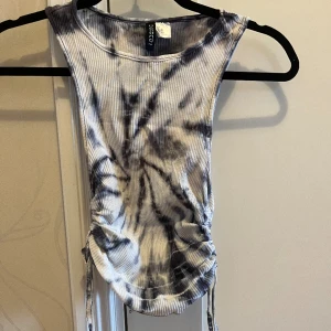 Tiedye top med knytdetalj - Använd endast ett fåtal gånger så den är i bra skick!!! Strl S passar även mycket bra för strl M skulle jag tro🎀💙