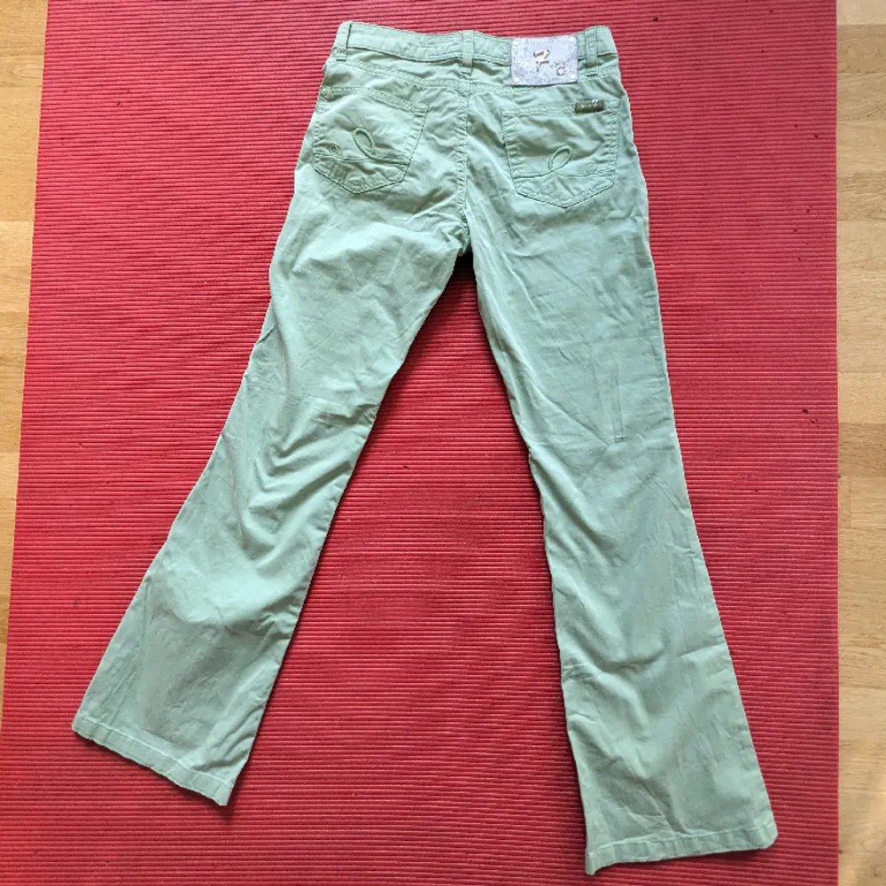 Suuuper snygga mintgröna jeans liknande byxor. De är endast testade och köpta på plick. De är från märket Seven7, ca 1000kr nypris. Tyvärr var dem lite för små på mig. Midjemåttet: 36x2 Innerbenslängden: ca 73cm.. Jeans & Byxor.