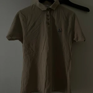 Monclear piqué - Skönt material och passar bra till många outfits :)  Passar S/M