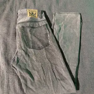 Ett par gråa jeans från junkyard. Byxorna är använda men ingeting man märker av. Storleken är 29/31 så passar dig som är mellan 175-182 ish. Skriv vid funderingar✍️